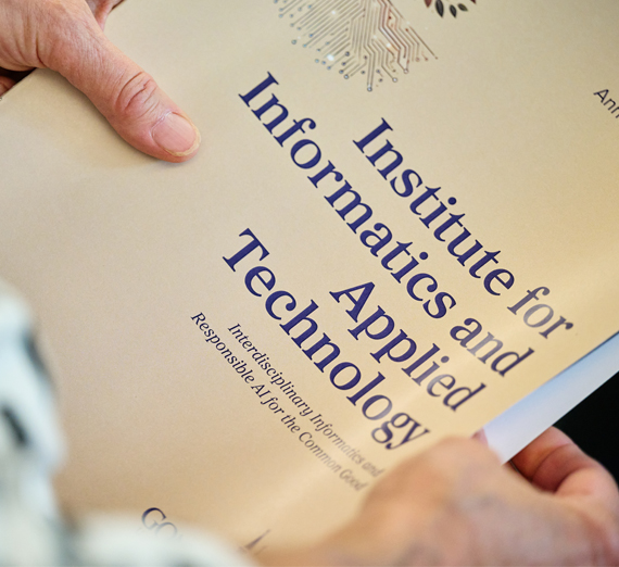 Illustration d'un étudiant qui écrit tandis qu'un robot IA avec un cerveau exposé est assis à côté de lui.